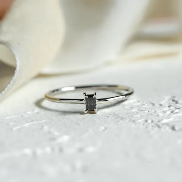 Minimalist engagement salt'n'pepper diamond ring  RETTI Image
