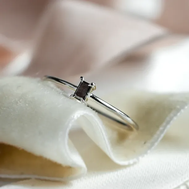 Minimalist engagement salt'n'pepper diamond ring  RETTI Image