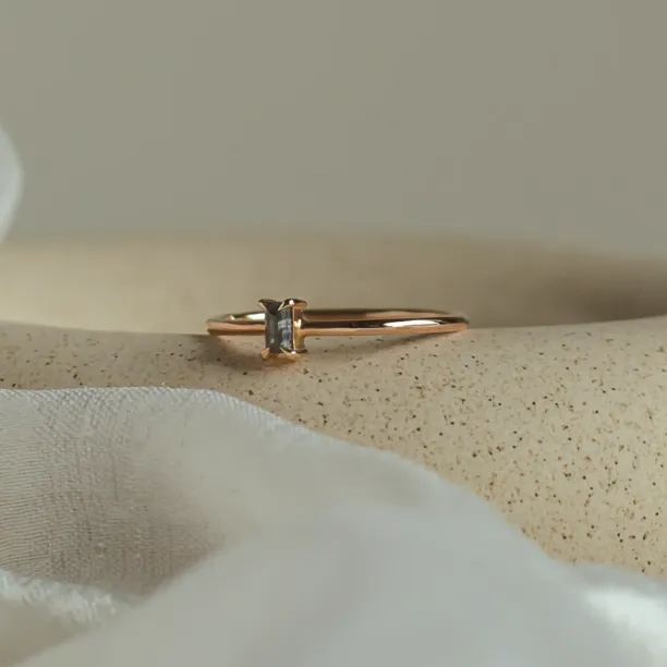 Minimalist engagement salt'n'pepper diamond ring  RETTI Image