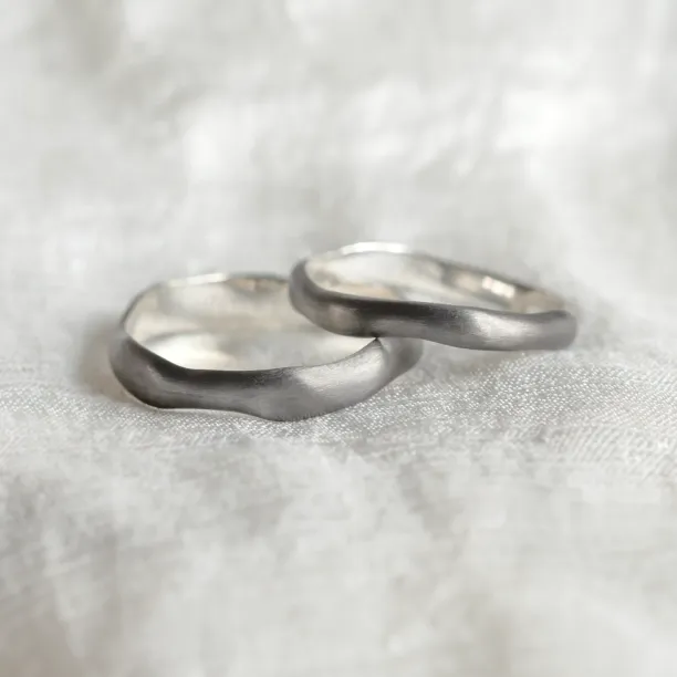 Black curved wedding rings SHALE Image