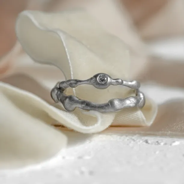 Curved wedding rings with diamond STIBI Image