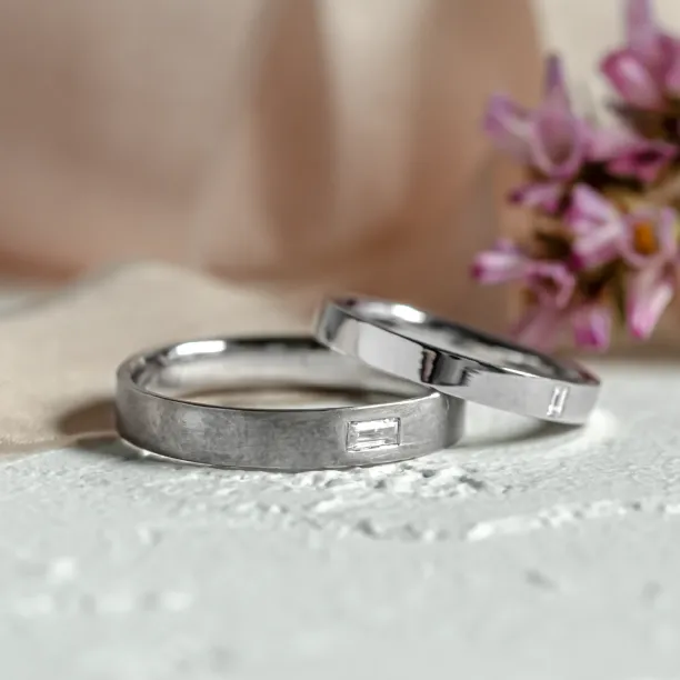 Elegant wedding rings with baguette diamonds BUGGY Image