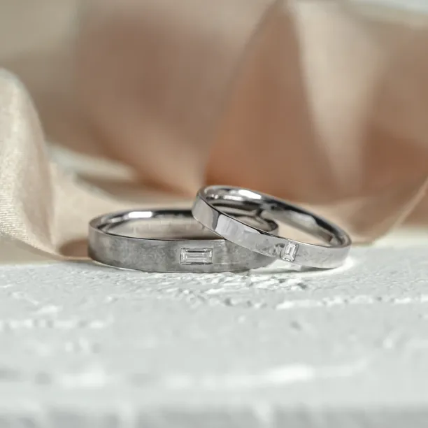 Elegant wedding rings with baguette diamonds BUGGY Image