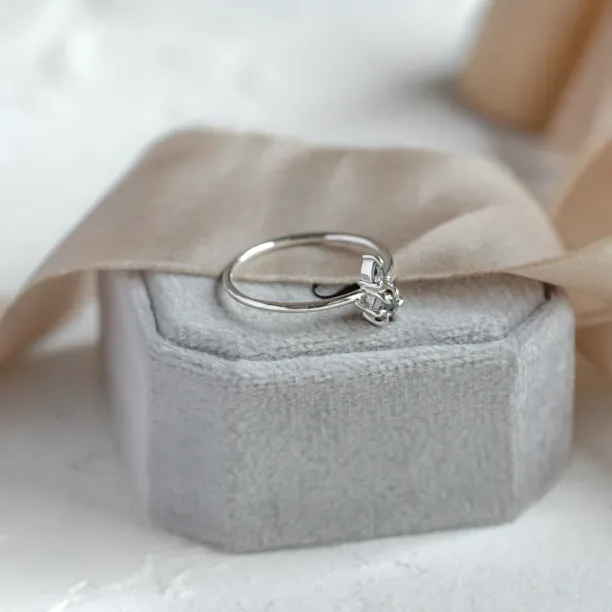 Minimalist cluster ring with salt and pepper diamonds VITTORIA Image