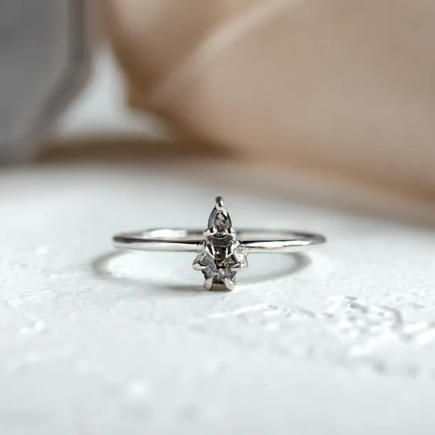 Minimalist cluster ring with salt and pepper diamonds VITTORIA Image