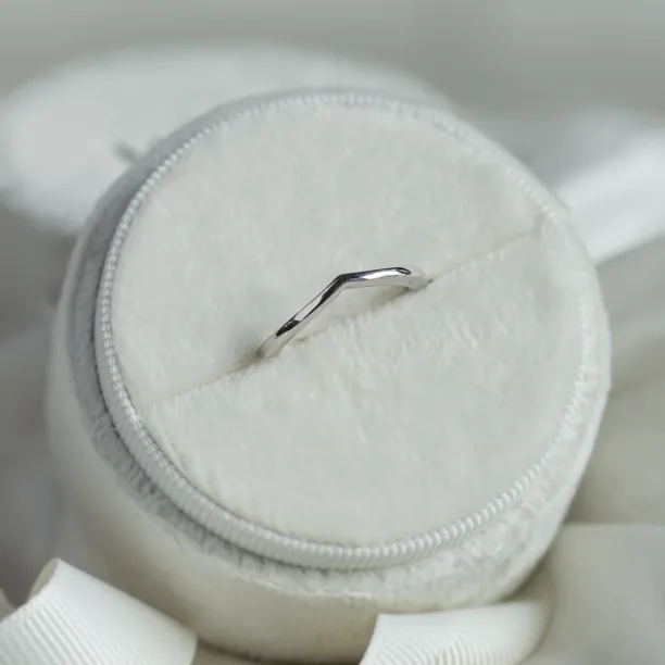 Minimalist curved wedding ring CATANIA Image