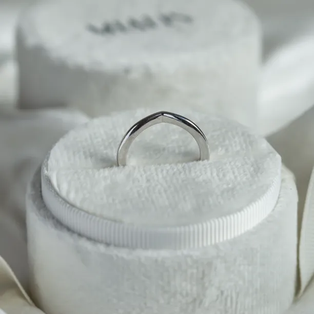 Minimalist curved wedding ring CATANIA Image