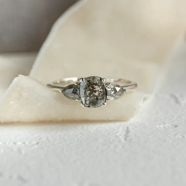 Unusual engagement ring with salt'n'pepper diamonds AURELIO Image