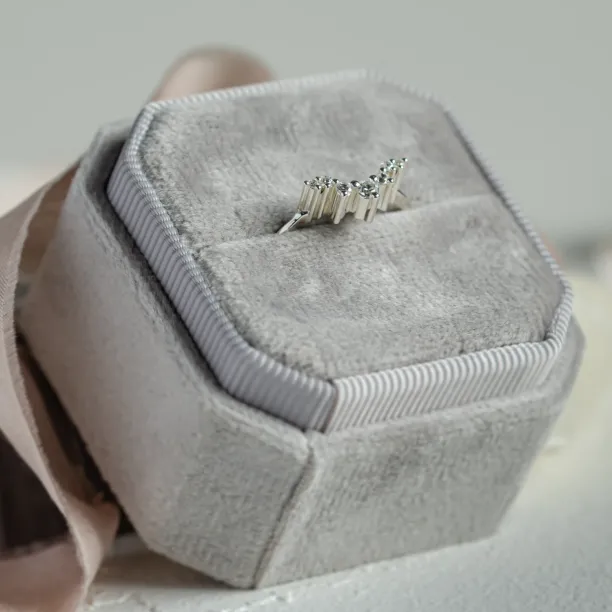 Curved diamond ring ERISILDA Image