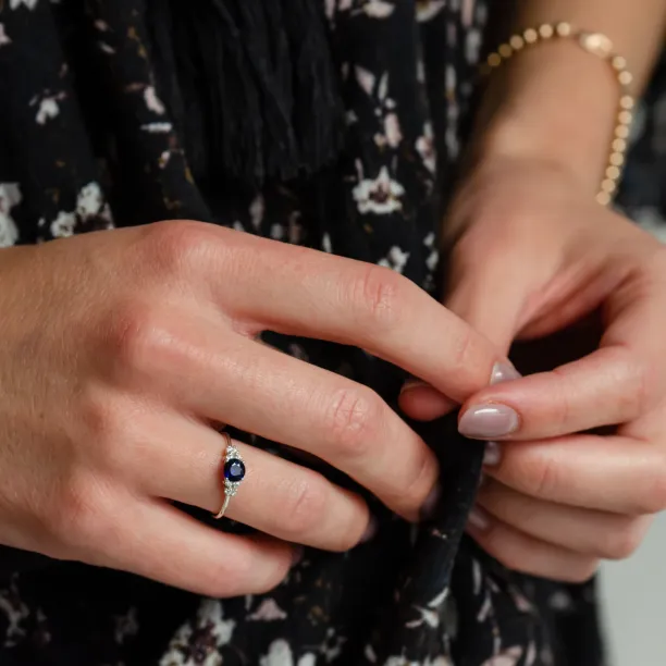 Engagement ring with sapphire and diamonds EDWARD Image