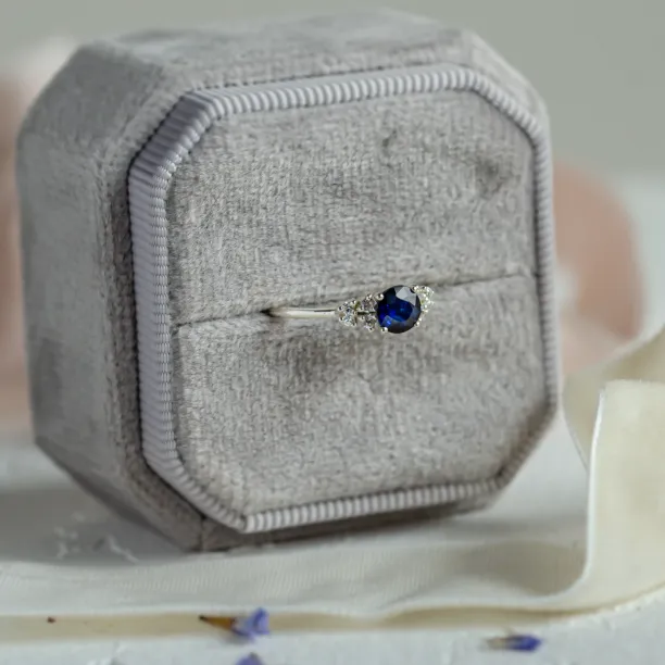 Engagement ring with sapphire and diamonds EDWARD Image