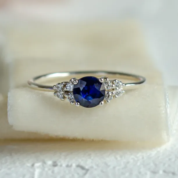 Engagement ring with sapphire and diamonds EDWARD Image