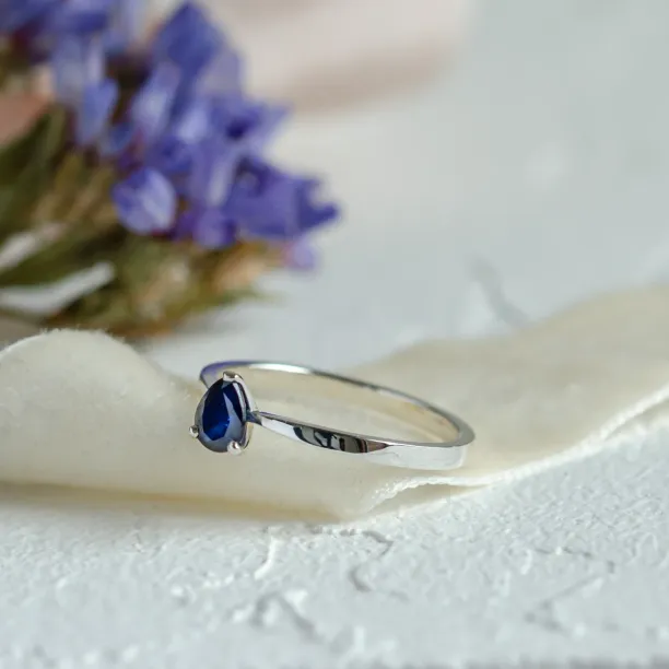Engagement ring with blue sapphire LOUIS Image