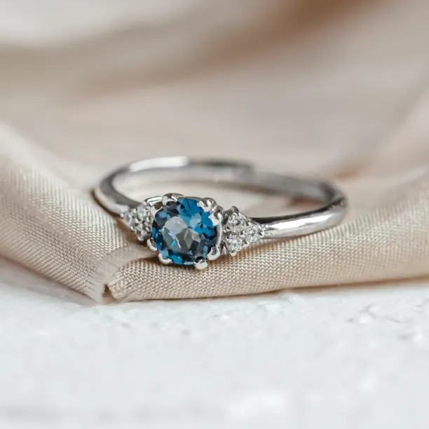 Engagement ring with topaz and diamonds MONELAND Image