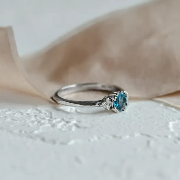 Engagement ring with topaz and diamonds MONELAND Image