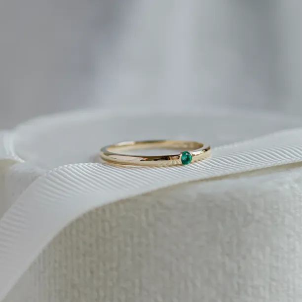 Minimalist ring with emerald HAIMERALD Image
