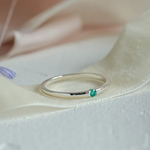 Minimalist ring with emerald HAIMERALD Image