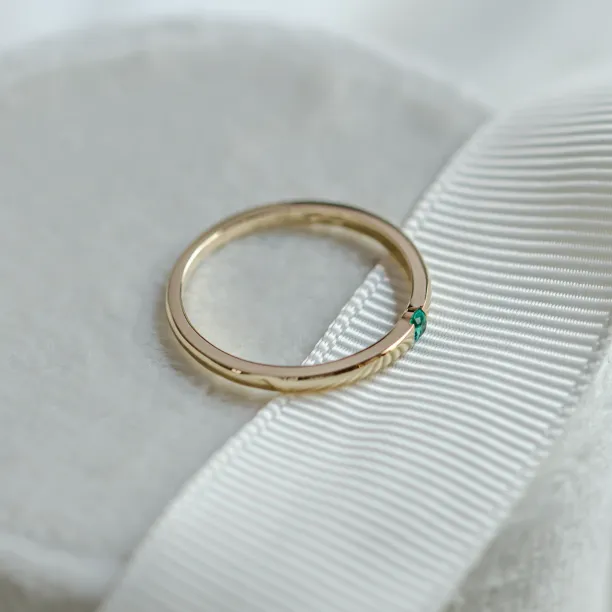 Minimalist ring with emerald HAIMERALD Image
