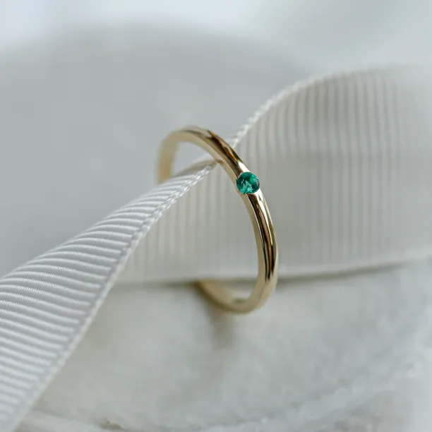 Minimalist ring with emerald HAIMERALD Image
