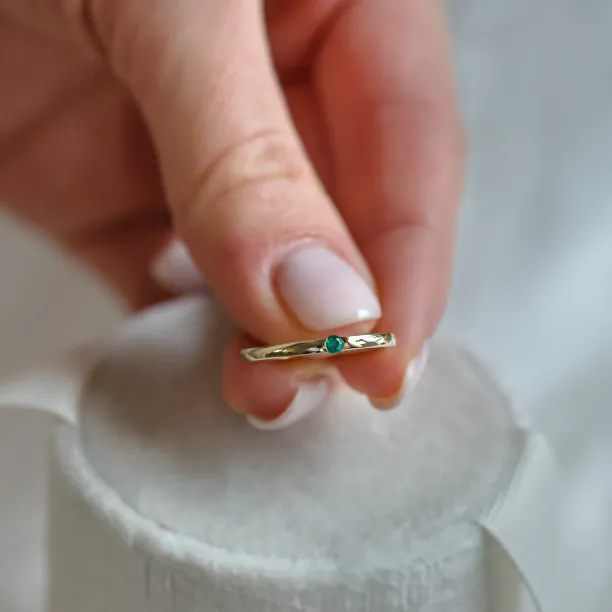 Minimalist ring with emerald HAIMERALD Image