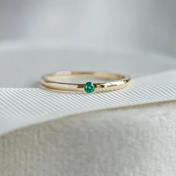Minimalist ring with emerald HAIMERALD Image