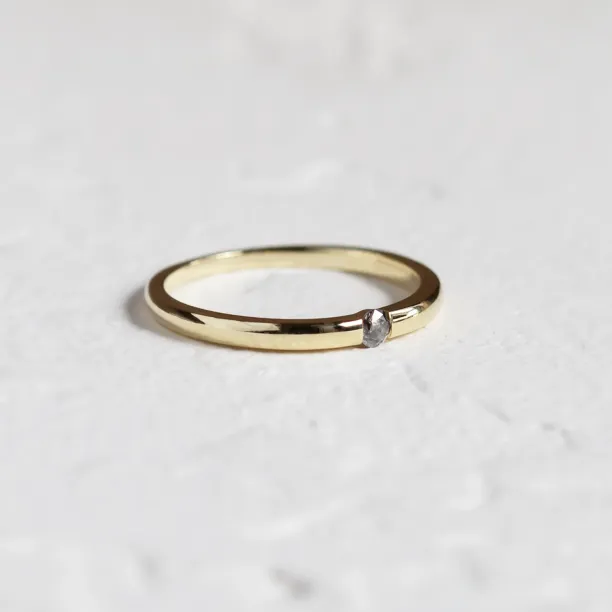 Minimalist engagement ring with salt'n'pepper diamond HAIMER Image