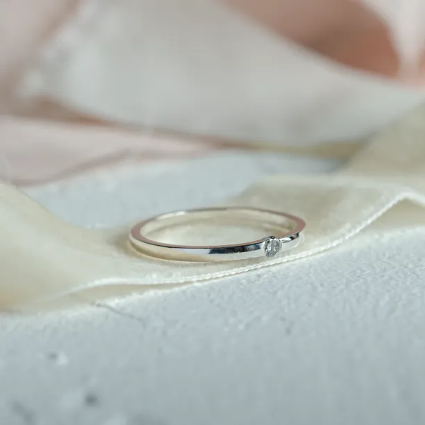 Minimalist engagement ring with salt'n'pepper diamond HAIMER Image