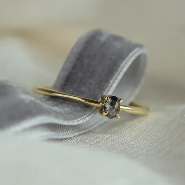 Decent salt'n'pepper diamond ring ORBITAL Image