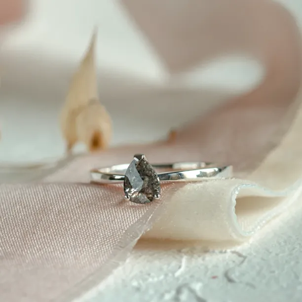 Engagement salt'n'pepper diamond ring CARMIA Image