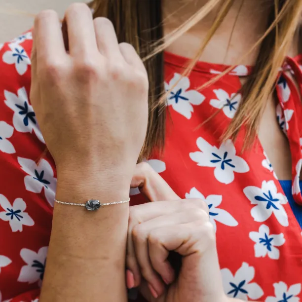 Minimalist bracelet with oval rutilated quartz POLLINA Image