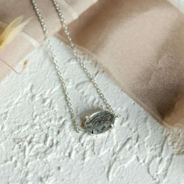 Minimalist bracelet with oval rutilated quartz POLLINA Image