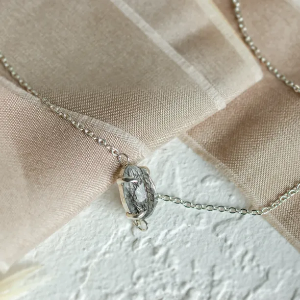 Minimalist bracelet with oval rutilated quartz POLLINA Image