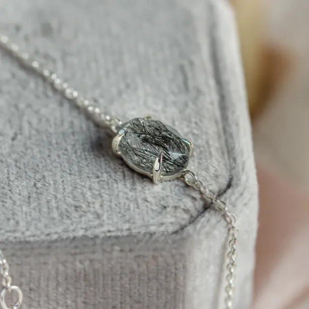 Minimalist bracelet with oval rutilated quartz POLLINA Image