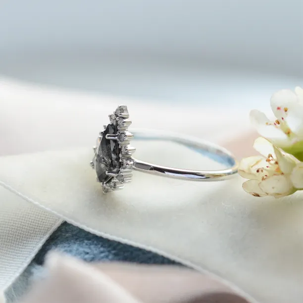 Cluster ring with salt'n'pepper diamond DOMO Image