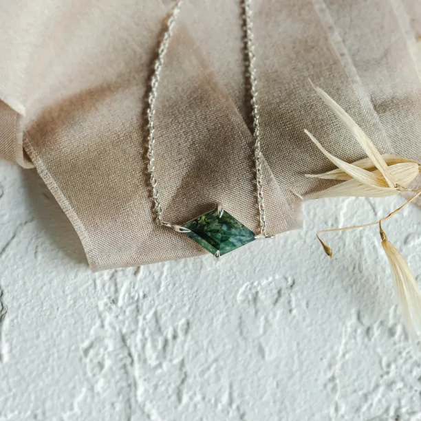 Gold bracelet with kite moss agate AVARI Image