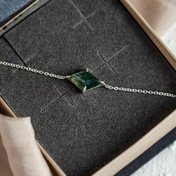 Gold bracelet with kite moss agate AVARI Image