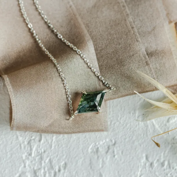 Gold bracelet with kite moss agate AVARI Image