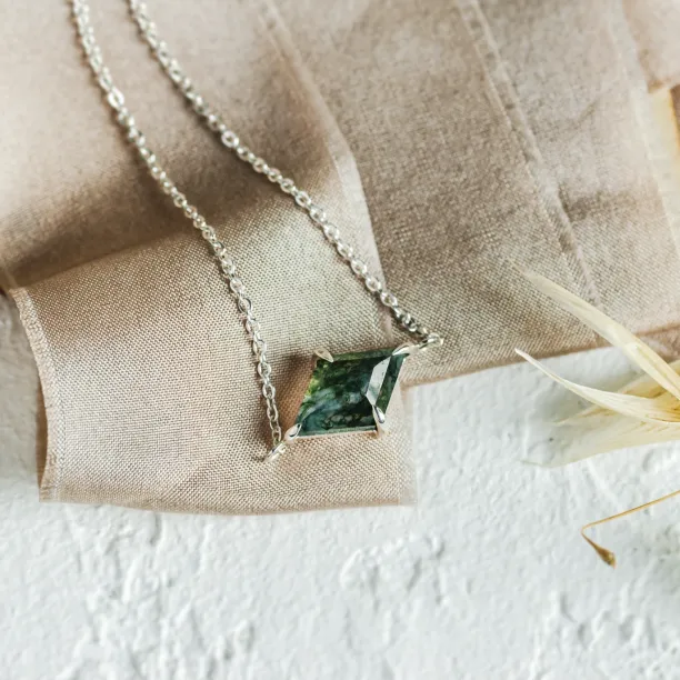 Gold bracelet with kite moss agate AVARI Image