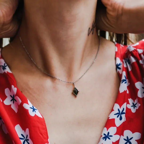 Gold necklace with kite moss agate QUENDI Image