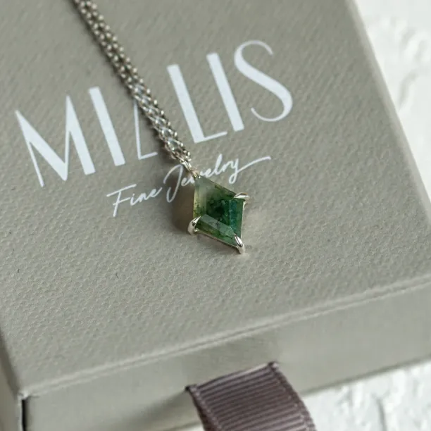 Gold necklace with kite moss agate QUENDI Image