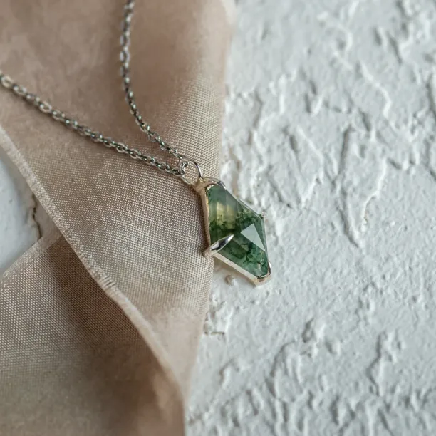Gold necklace with kite moss agate QUENDI Image