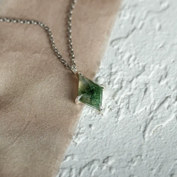 Gold necklace with kite moss agate QUENDI Image