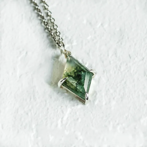 Gold necklace with kite moss agate QUENDI Image