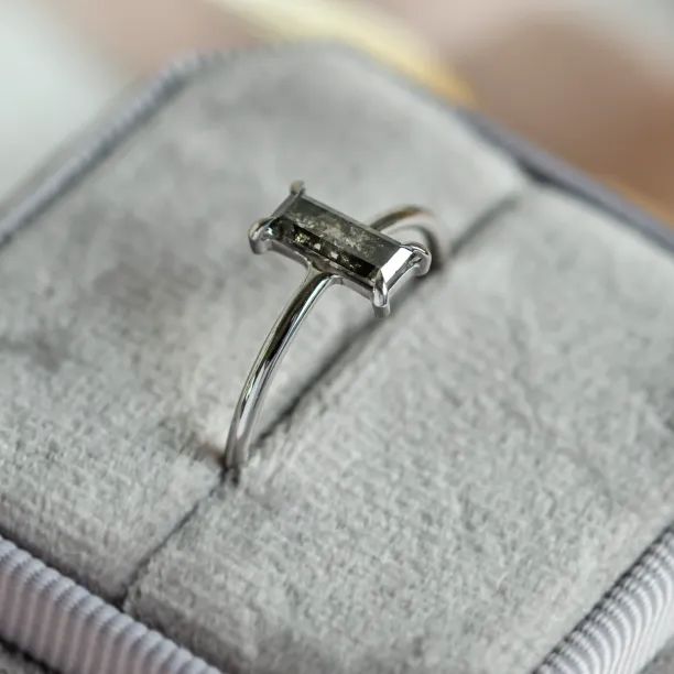 Art deco styled ring with salt'n'pepper diamond ERMANNO Image