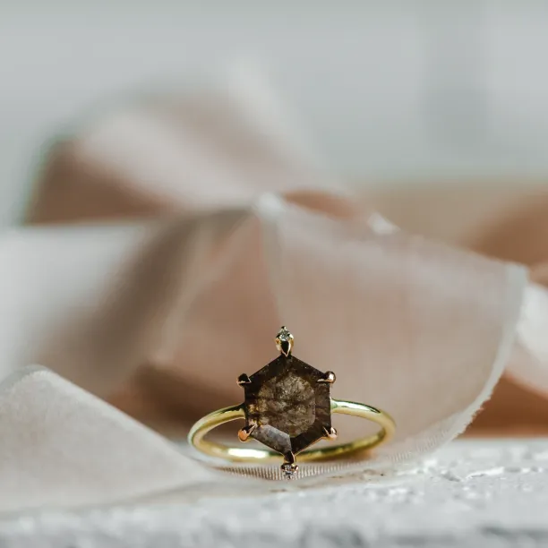 Gold ring with hexagon salt'n'pepper diamond ACHILLE Image