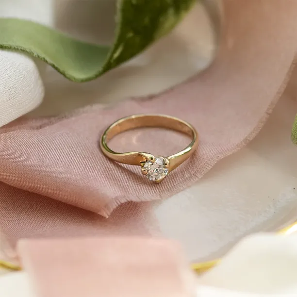 Elegant engagement ring with lab-grown diamond JURO Image