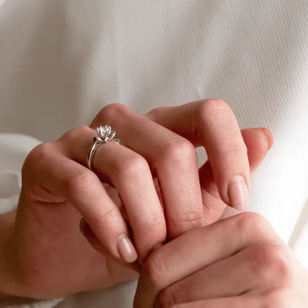 Unusual engagement ring with lab-grown diamond RISTO Image