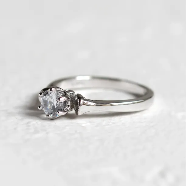 Unusual engagement ring with lab-grown diamond RISTO Image