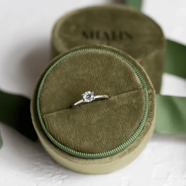 Classic engagement ring with lab-grown diamond SEMLA Image