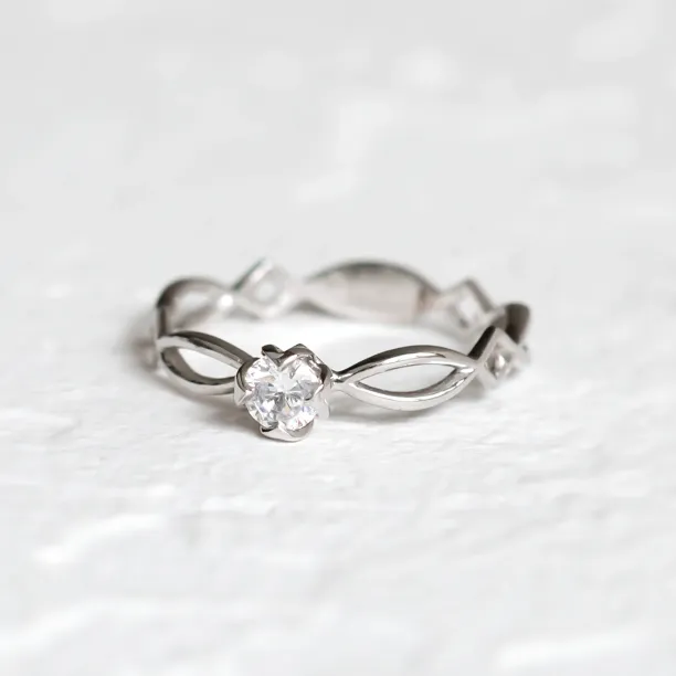 Entwined ring with lab-grown diamond QUEENO Image